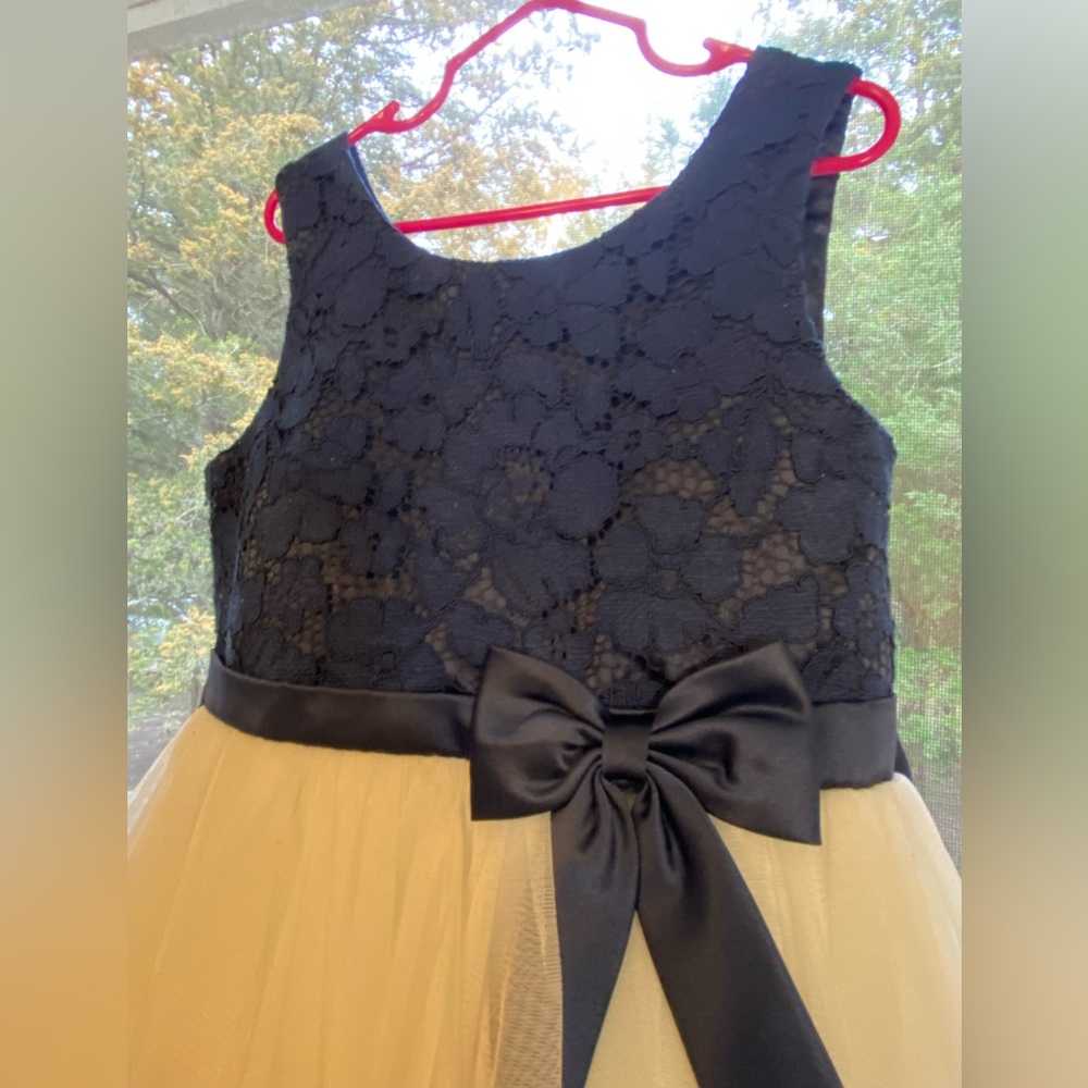 GIRL’S DRESS BUNDLE. - Picture 8 of 14